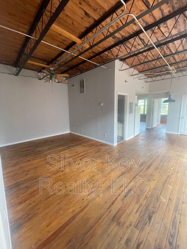 Foto del edificio - 217 E Washington Ave