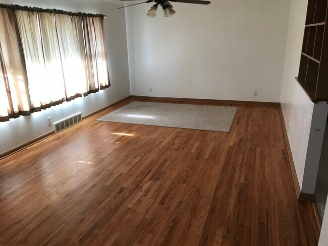 Sala de estar - 7310 Valley St