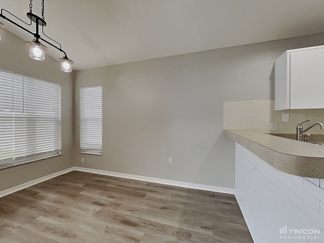 Building Photo - 7935 Fashion Loop