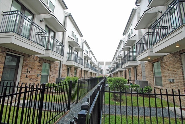 Foto del edificio - 1262 N Post Oak Rd