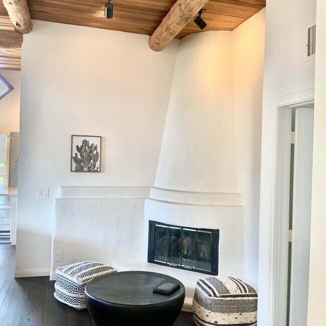 Building Photo - 3159 Roadrunner Dr S