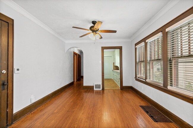 Building Photo - 124 S Chicago Ave