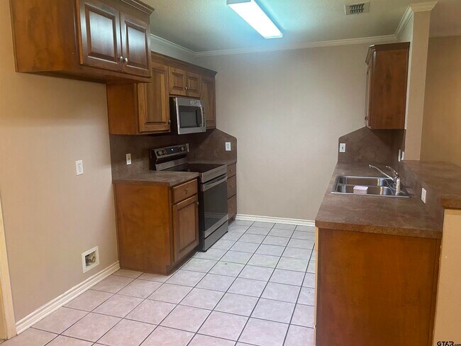 Foto del edificio - 8315 Garrett Dr