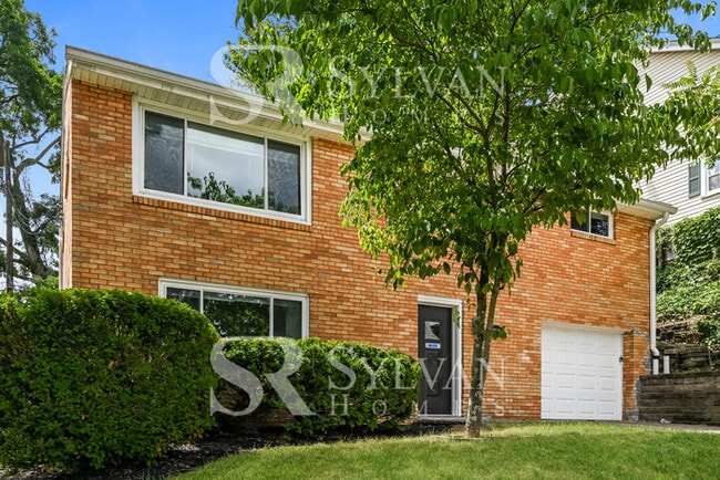 Building Photo - Prepare to fall in love with this 3 bedroo...