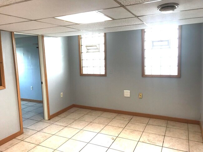 Building Photo - 116 W Maple St