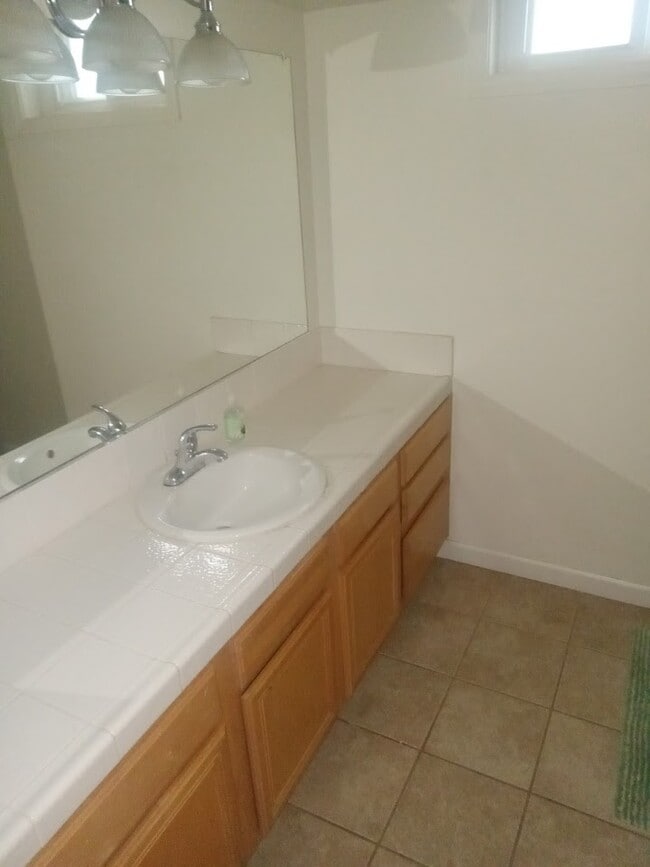 Building Photo - 13415 S Hills Dr