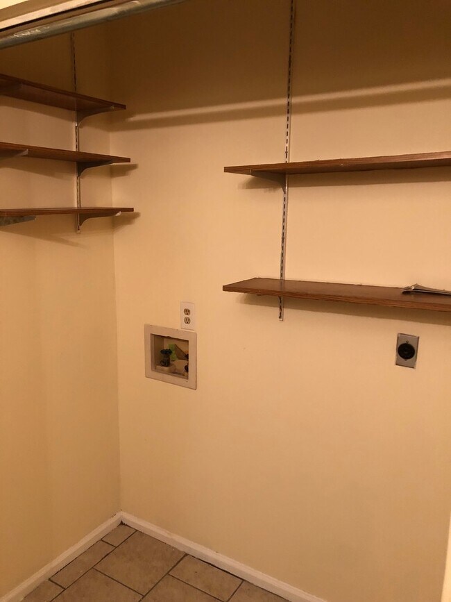 Building Photo - Charming 3- bedroom, 1 Bathroom Home In El...