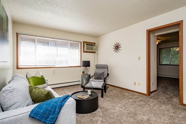 Building Photo - 640 S Van Buren St