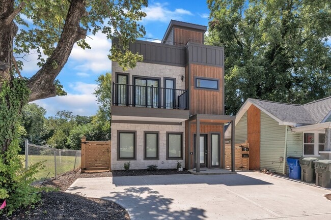 Building Photo - Modern New Construction Townhome with Roof...