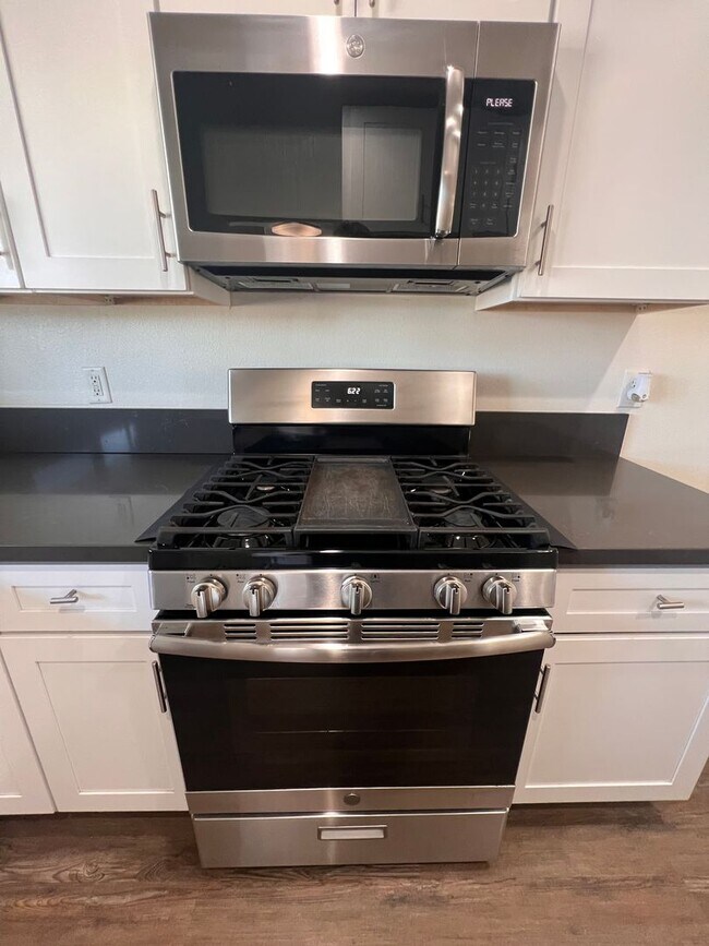 Foto del edificio - Costa Mesa House Large Lot;  Open House Tuesday 2/24/2026 12:30 PM - 2:00 PM