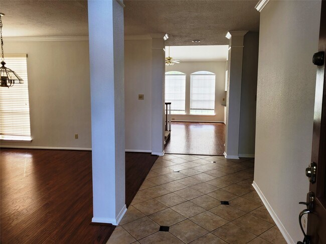Building Photo - 17403 Canyon Knoll Dr