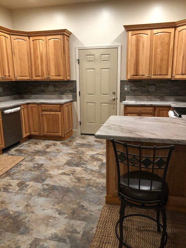 Entry/Kitchen - 914 Morgantown Ave