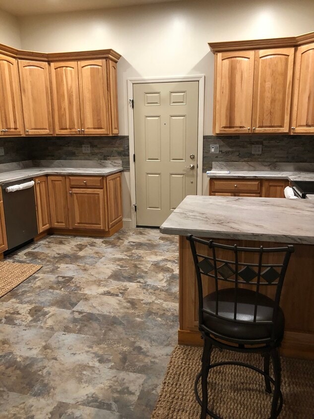 Entry/Kitchen - 914 Morgantown Ave
