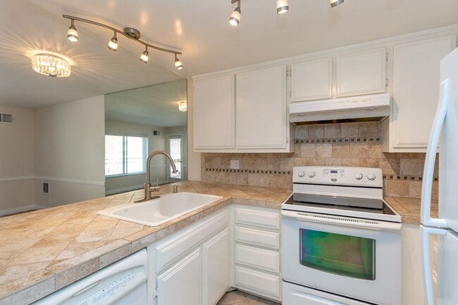 Building Photo - Upgraded 1 Bed 1 Bath 2 Story Townhome in ...