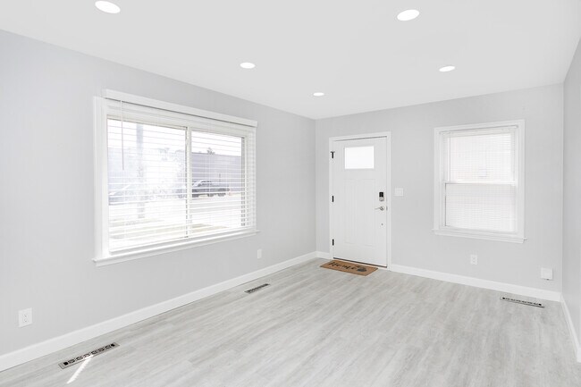 Building Photo - 125 E Hazelhurst St
