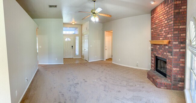 Foto del edificio - This beautiful 3 bedroom 2 bath home, is l...