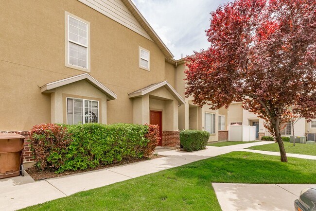 Building Photo - Beautiful Townhouse in Great Location!