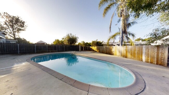 Foto del edificio - 7BD/3BA, Great Backyard w/ POOL!!!