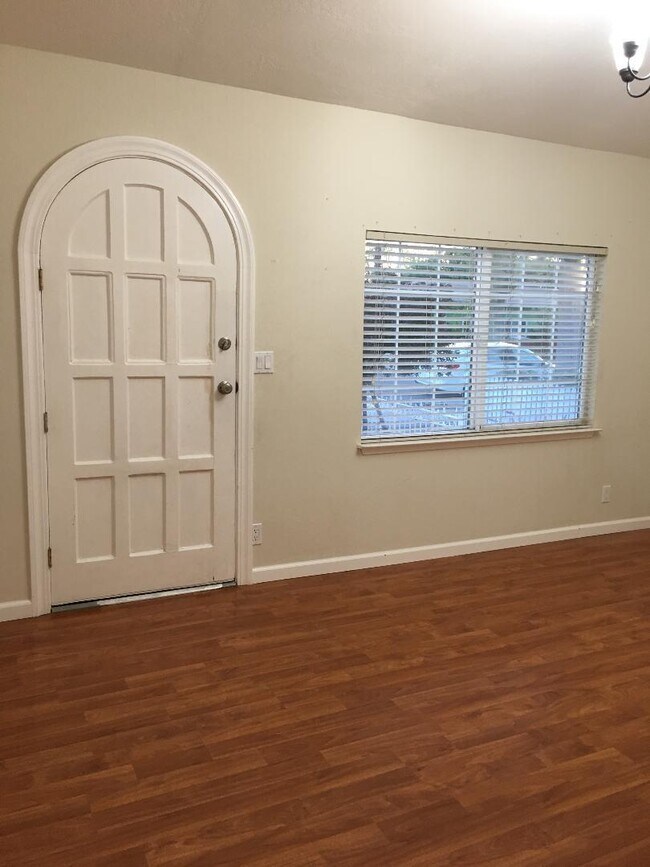 Building Photo - 2050 Park Ave