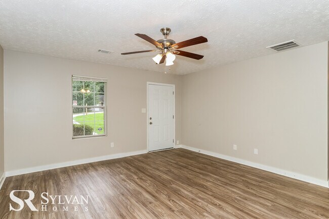 Building Photo - Move-in ready for new residents!