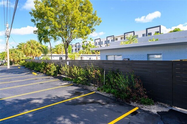 Building Photo - 1020 N Victoria Park Rd