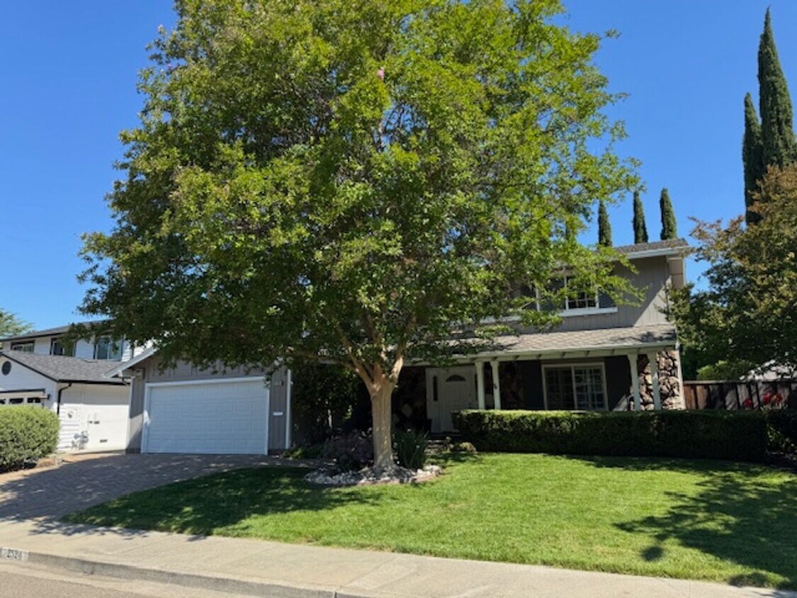 Foto principal - Gorgeous 2 story 5 bedroom home w/pool in ...