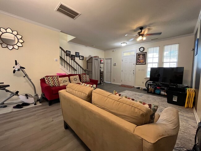 Building Photo - Charming 2BD, 2.5BA Cary Townhome with Sto...