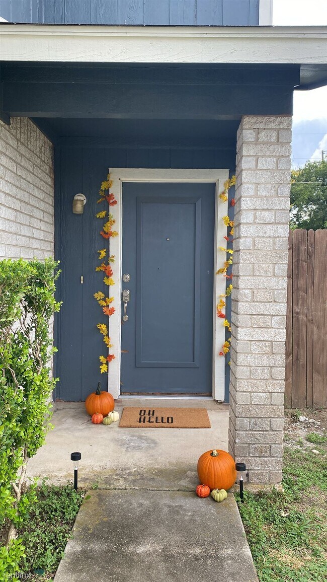 Foto del edificio - 2 br, 1.5 bath Townhome - 2404 Skylark Circle