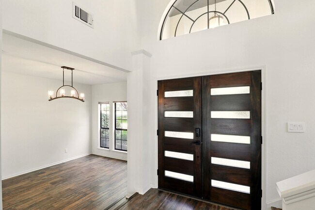 Building Photo - 2805 Aurora