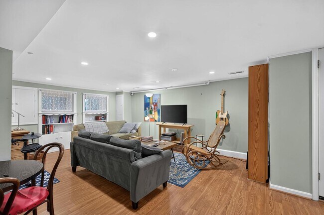 Foto del edificio - 4715 Piney Branch Rd NW