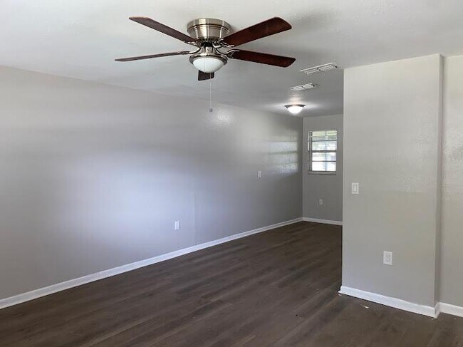 Foto del edificio - 38600 Naomi Ave.