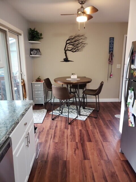 Foto del edificio - 3 Bedroom Home with Bonus Family Room, Fenced Back Yard, and Garage