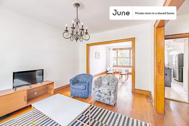 Building Photo - Private bedroom in 3 bed/2 bath Home