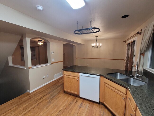Building Photo - 156 Misty Creek Dr