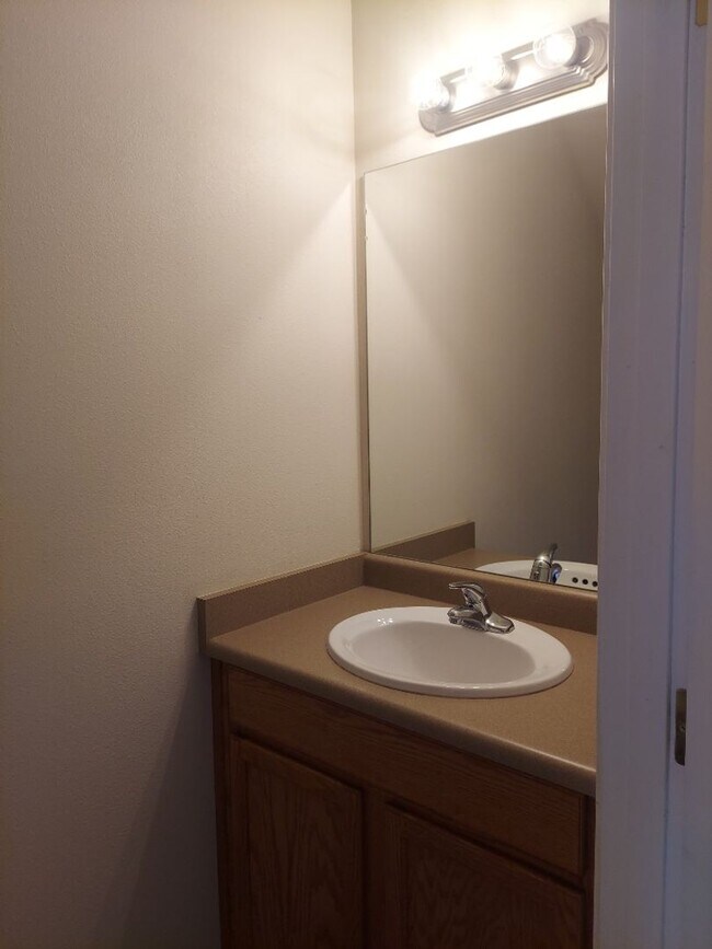 Foto del edificio - JUST REDUCED....3 bedroom, 2.5 bath Townho...