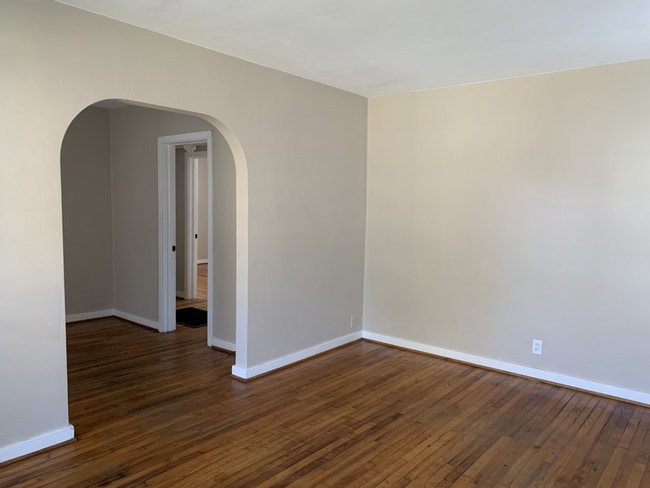 Building Photo - CUTE MIDTOWN COTTAGE