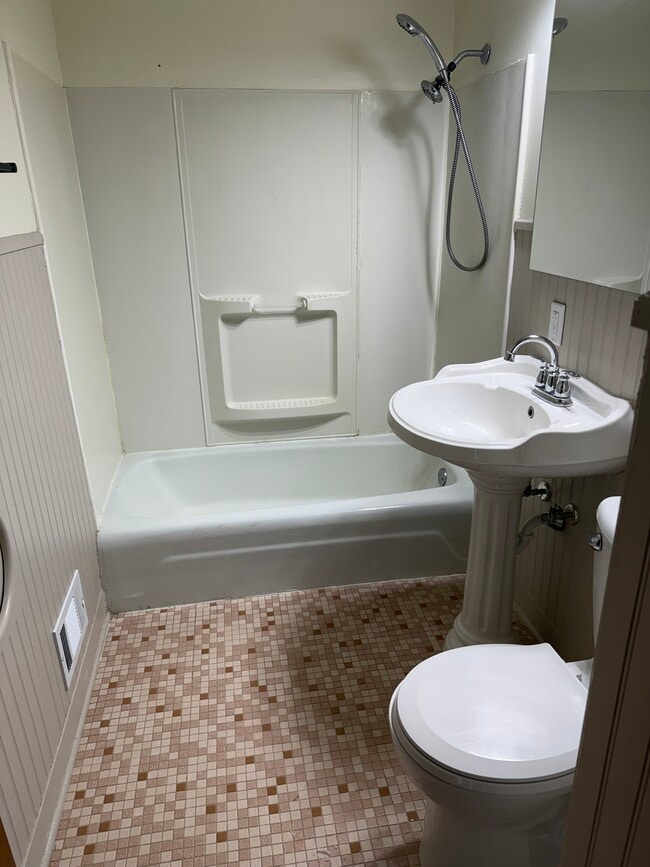 Building Photo - 1502-1504 Douglas Ct