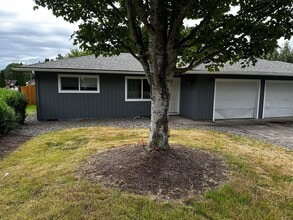 Building Photo - 1703 NW Springhill Dr