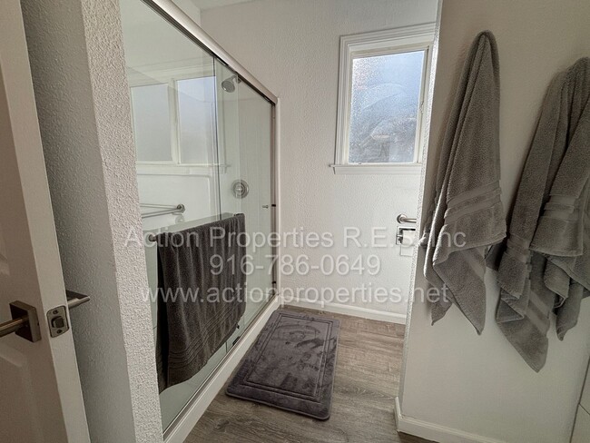 Foto del edificio - Downtown Roseville - 2 Bed, 1 Bath - Single Level Bungalow - Landscaping Included - Utilities Inc...