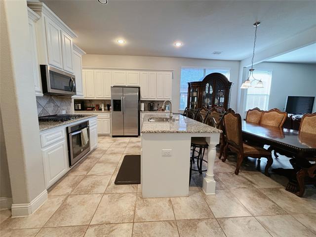 Building Photo - 556 England St