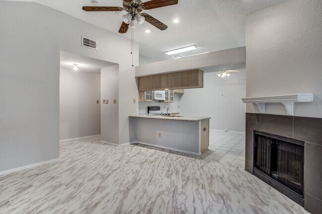 Foto del edificio - 3 Bedroom Duplex - Updated and Bright - Av...