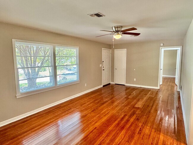 Foto del edificio - Move-in Ready ! Bright 3 Bedroom