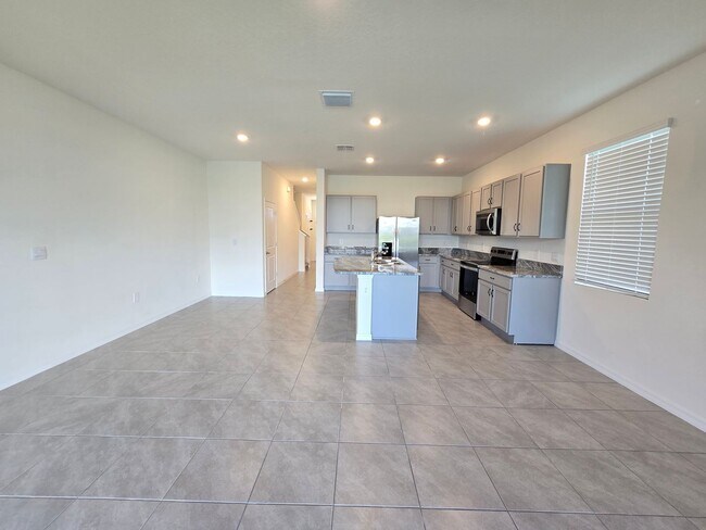 Foto del edificio - Fresh new build ~ 3 bed/ 2.5 bath Townhous...