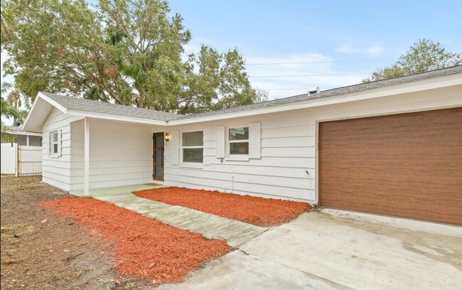 Foto del edificio - Home For Rent in Clearwater Manor!