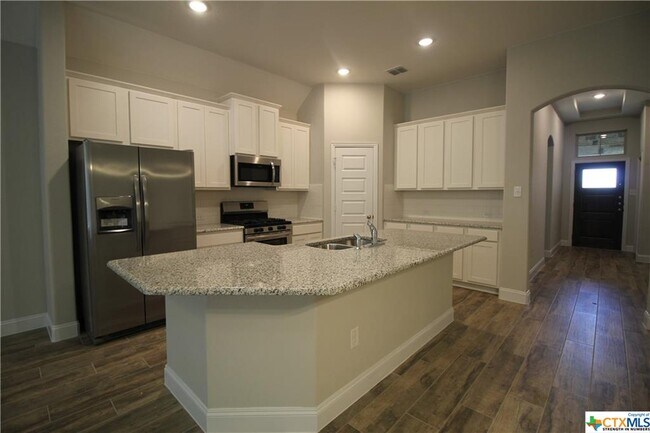 Building Photo - 1331 Hillsong St