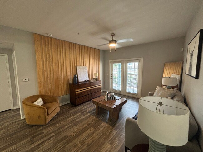 Foto del edificio - 4925 Cromwell Dr