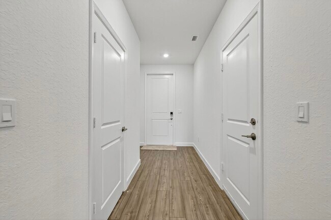 Building Photo - 307 SE Crossoak Ln
