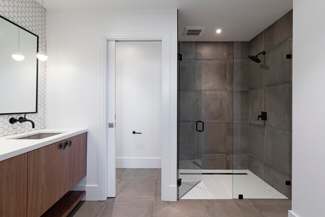 Bathroom - Cedros Gardens