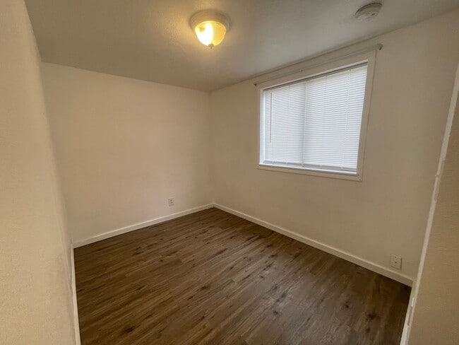 Building Photo - Studio Style Small House