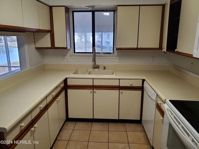 Building Photo - 2102 Wood Hill Dr